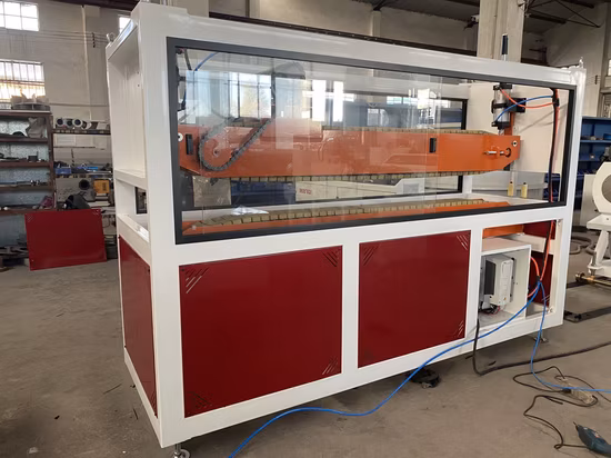 Ligne de machine d'extrusion de tuyaux en PVC/Ligne de production de tuyaux UPVC/Tube de conduit électrique en plastique PVC/UPVC/CPVC/Eaux usées et ligne de production de tuyaux d'alimentation sous pression